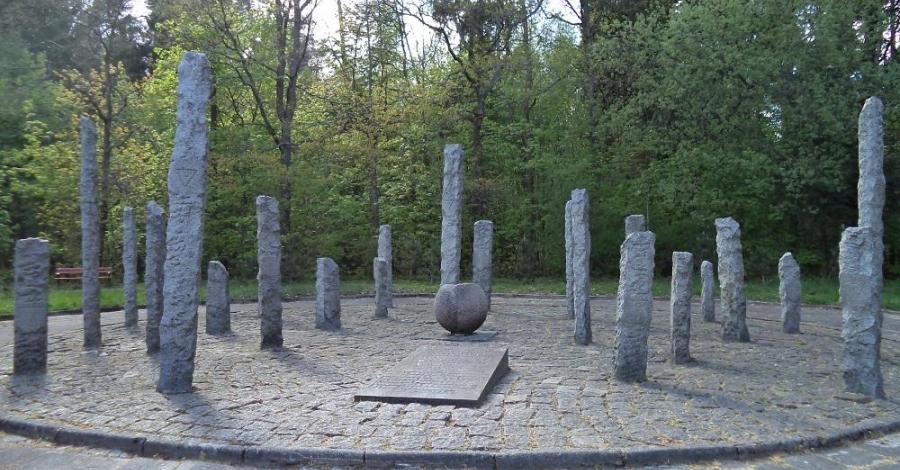 Pomnik w Lasku Południowym w Słupsku - zdjęcie