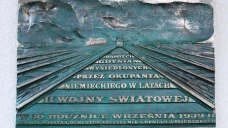 Tablica pamięci wysiedlonych mieszkańców Gdyni - zdjęcie
