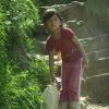 Dziewczynka niosąca wodę do domu z rzeki, Tadeusz Walkowicz
