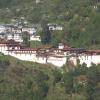 rongsa Dzong, miasteczko Trongsa i z prawej stażnica Ta Dzong, Tadeusz Walkowicz