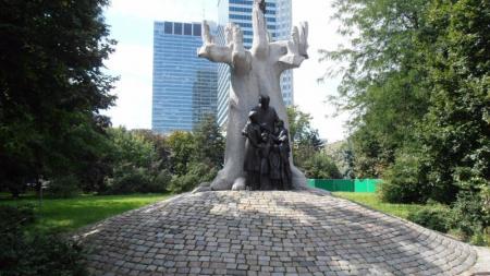Pomnik Janusza Korczaka w Warszawie - zdjęcie