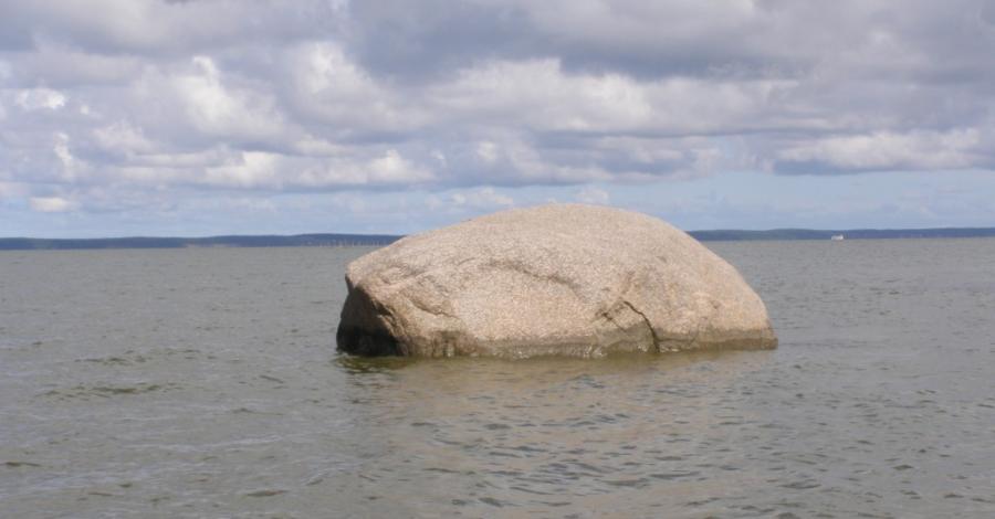 Tajemniczy Święty Kamień w Zalewie Wiślanym - zdjęcie
