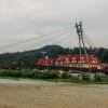 Widok na kładkę nad Dunajcem łączącą Polskie Sromowce Niżne ze Słowackim Czerwonym Klasztorem, Fasola na Szlaku