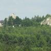 widok z Mirowa na Strażnicę Łutowiec i skałę z krzyżem, Joanna