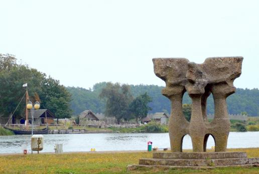 posąg Trygława, po drugiej stronie wioska WIkingów, Magdalena
