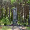 Przy drodze pomnik pamięci ofiar Niemców z okresu II Wojny Światowej, Maciej A