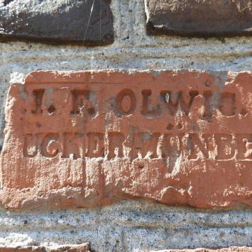 Świnoujście, Fort Anioła, na murze oryginalne logo producenta cegieł, Joanna