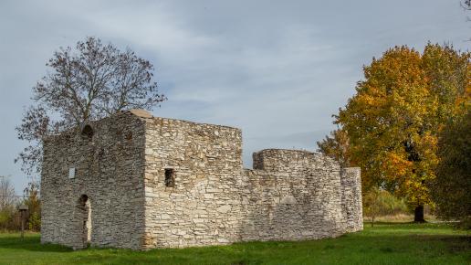 Kuesta Jurajska i ruiny kościoła