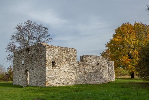 Kuesta Jurajska i ruiny kościoła