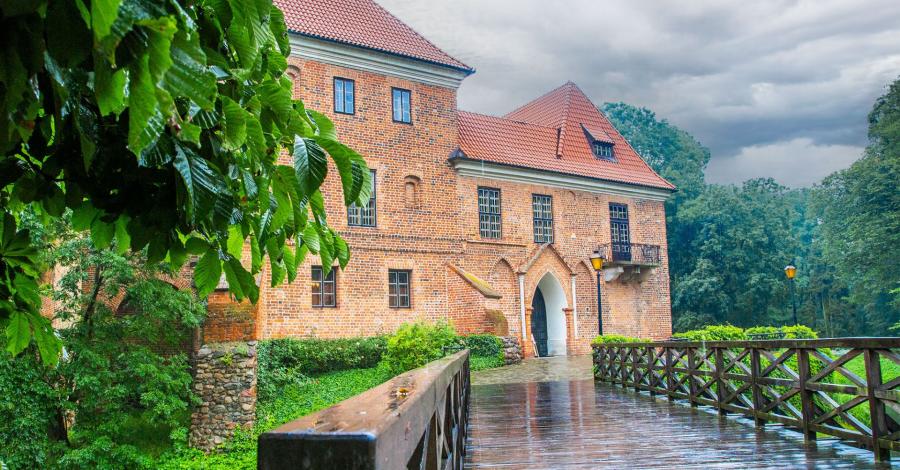 Deszczowy zamek w Oporowie - zdjęcie