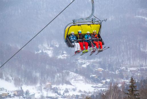 Kolej Skrzyczne - narciarze jadą do góry
