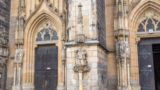 Gotyckie portale prowadzące do katedry