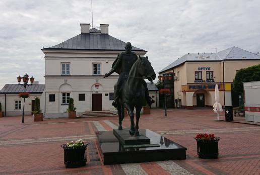 Pomnik Stefana Czarnieckiego w Warce, Mariusz