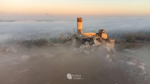 Olsztyn i ruiny zamku w cudnej mgle o brzasku