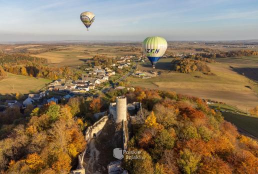 Balony latające nad zamkiem w Smoleniu