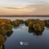 Zabytkowy Park w Świerklańcu ze stawem i zbiornikiem Kozłowa Góra w tle