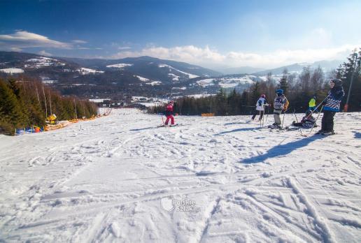 Stok narciarski przy niebieskim szlaku na Stożek