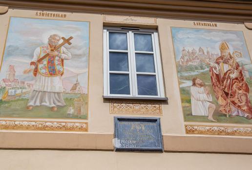 Dawny art street - historyczne malowidła koło kościoła