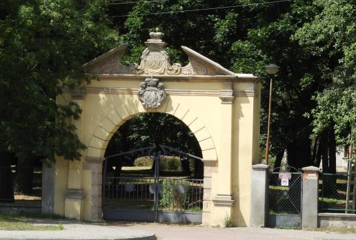 Twardogóra, brama do parku pałacowego, Joanna